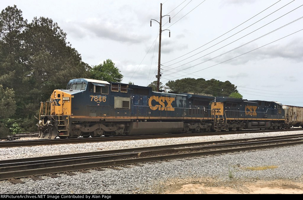 CSX 7846 and 7029 work the yard